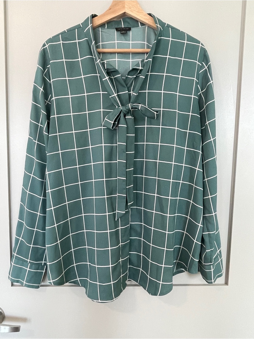 Ann Taylor Green Windowpane Tie-Neck Blouse
Size 14